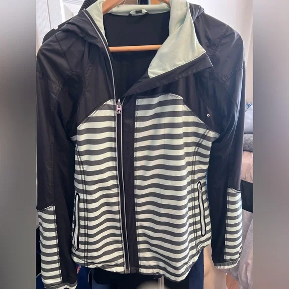 L-105 🍋 Lululemon 🍋 Run: Get Up And Glow Jacket *Reflective 360 - Picture 9 of 12